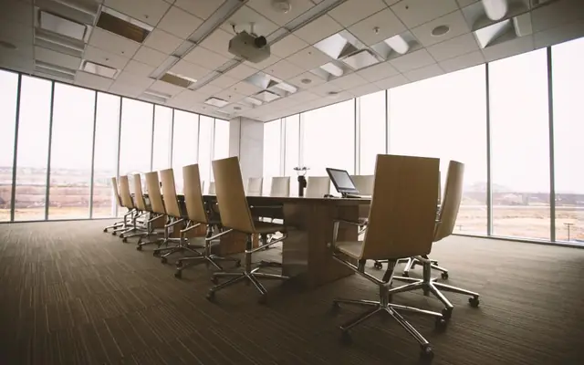 Sala de reuniones vacía con ventanales